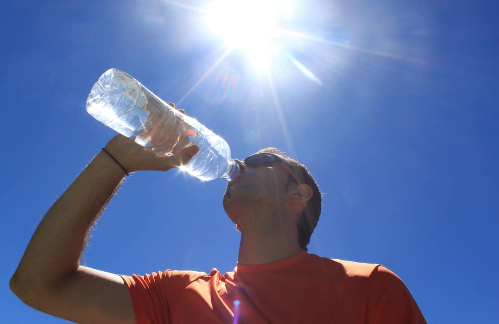 drinking water to stay hydrated in hot weather